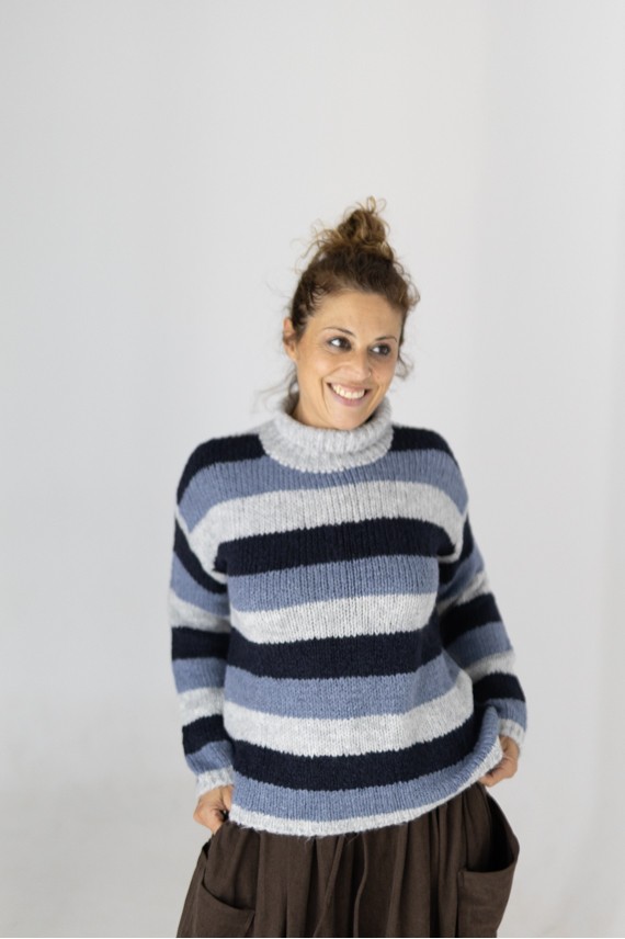 Jersey de mujer de talla única a rayas azules y grises, detalle de espalda y mangas largas.