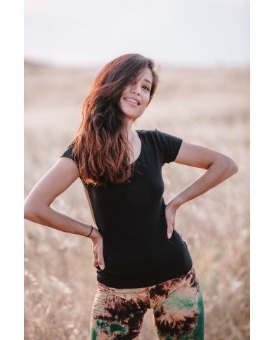 Camiseta de algodón con escote en pico y manga corta, disponible en varios colores – Samarkanda
