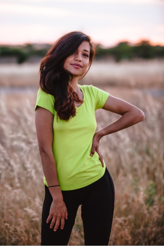 Camiseta de algodón con escote en pico y manga corta, disponible en varios colores – Samarkanda