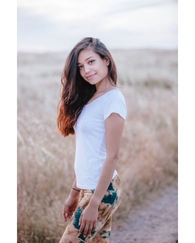 Camiseta de algodón con escote en pico y manga corta, disponible en varios colores – Samarkanda