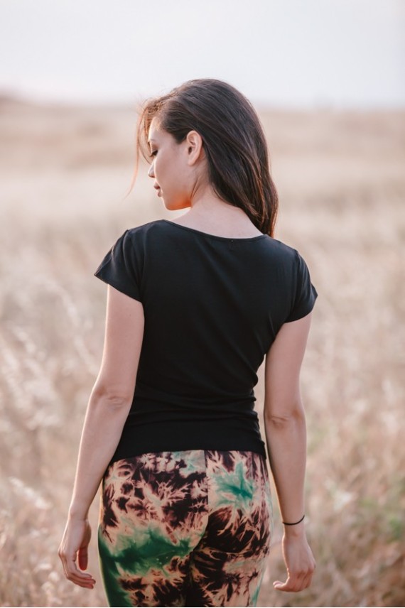 Camiseta de algodón con escote en pico y manga corta, disponible en varios colores – Samarkanda