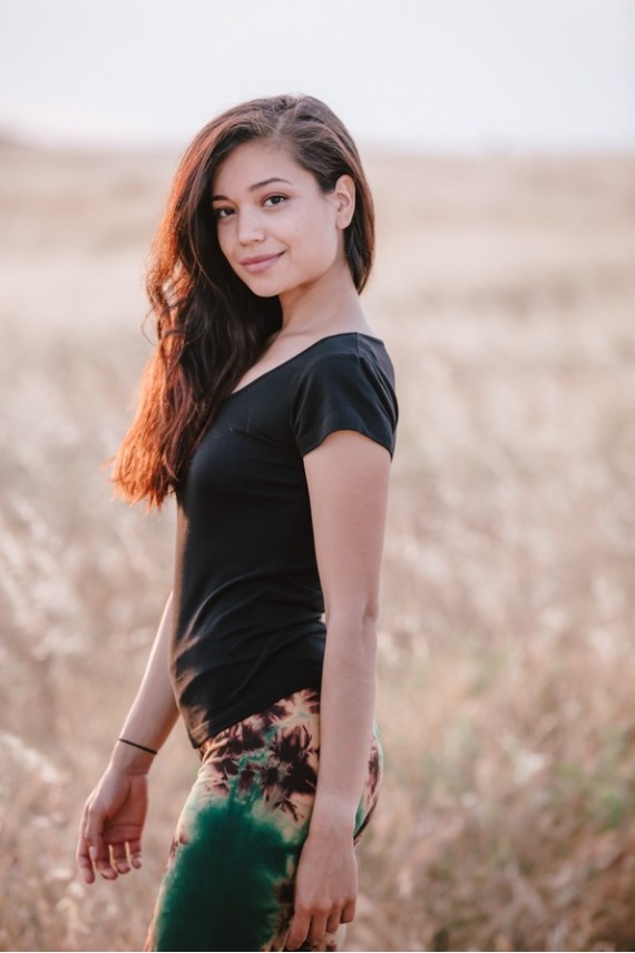 Camiseta de algodón con escote en pico y manga corta, disponible en varios colores – Samarkanda