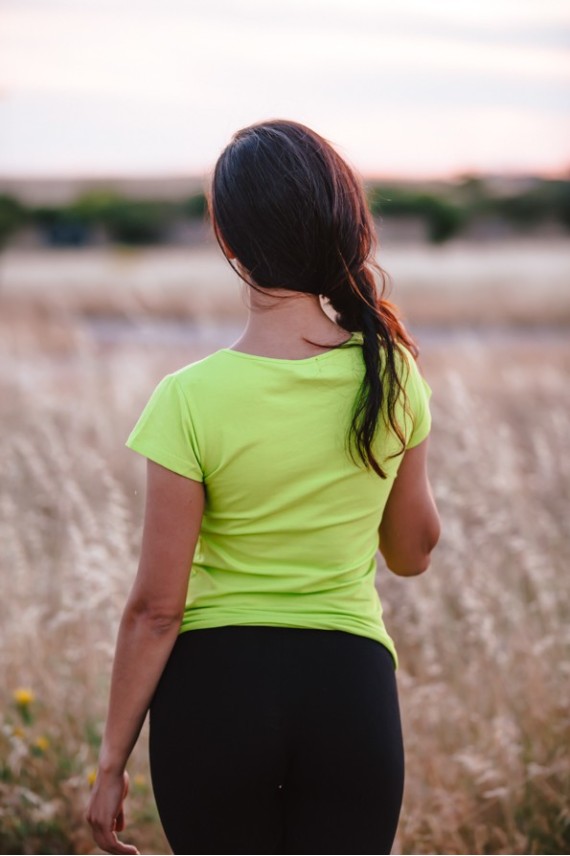 Camiseta de algodón con escote en pico y manga corta, disponible en varios colores – Samarkanda