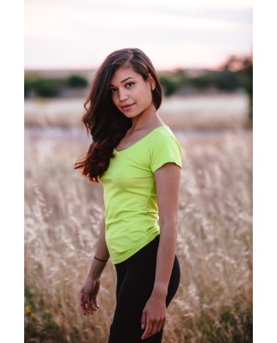 Camiseta de algodón con escote en pico y manga corta, disponible en varios colores – Samarkanda