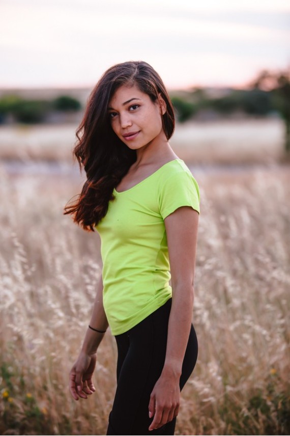 Camiseta de algodón con escote en pico y manga corta, disponible en varios colores – Samarkanda