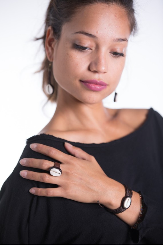 Anillo Cuero Nature Cauri Africana