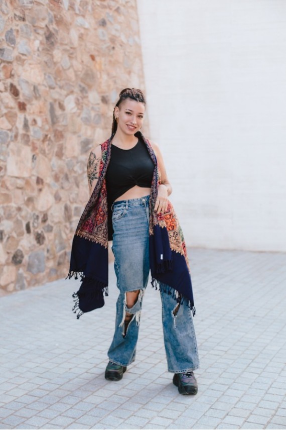 Chaleco largo pashmina negro y naranja con flecos y diseño étnico de estilo boho para mujer.