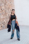 Chaleco largo pashmina negro y naranja con flecos y diseño étnico de estilo boho para mujer.