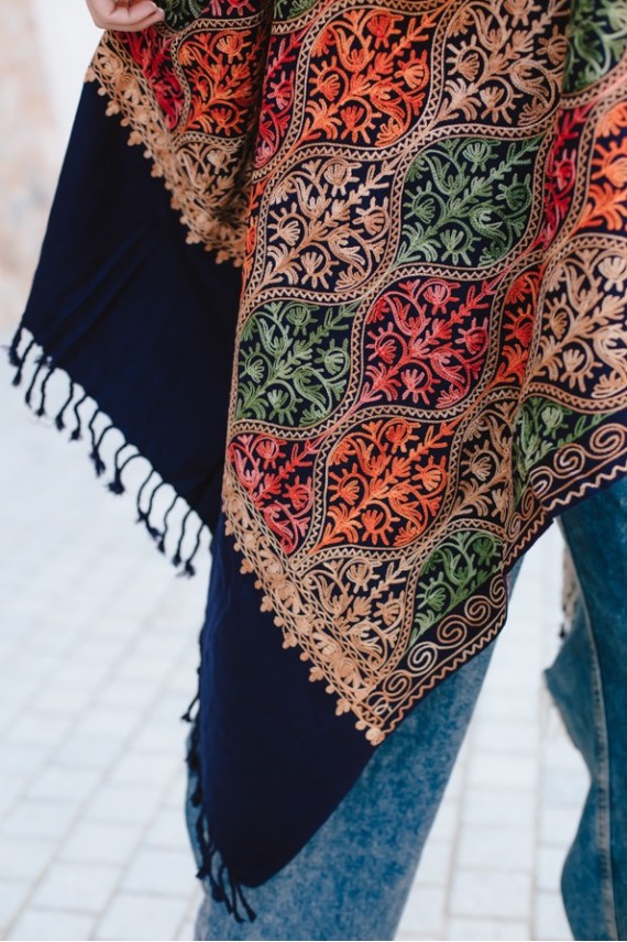 Chaleco largo pashmina negro y naranja con flecos y diseño étnico de estilo boho para mujer.