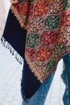 Chaleco largo pashmina negro y naranja con flecos y diseño étnico de estilo boho para mujer.