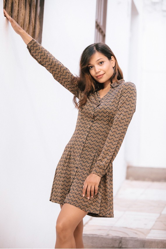 Vestido camisero estampado geométrico, con cuello en uve